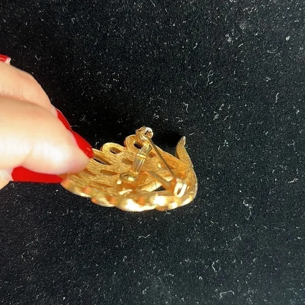 Vintage JJ Jonette abstract peacock gold tone metal brooch lucky charm - Image 6
