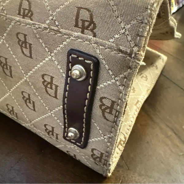 Dooney & Bourke East West Tote Signature Quilt Tan & Brown‎ Stitching EUC - Image 9