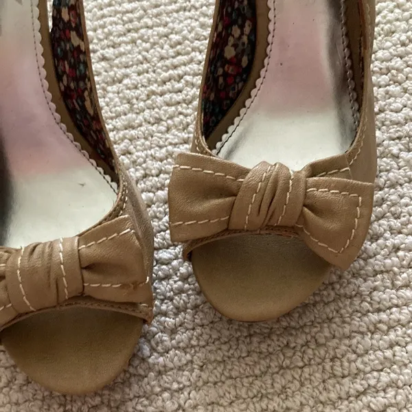 Fioni Nude High Heel Bow Front Platinum 4” Heels Vegan Leather Size 8.5 Like New - Image 8