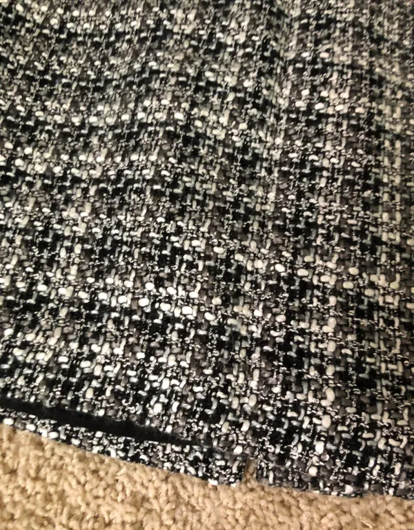 Banana Republic Black and white mid thigh knit skirt never Worn - Image 3