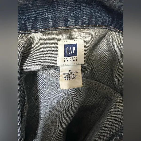 Vintage Gap Classic Blue Denim Jacket size M blue with two small front pockets - Image 4