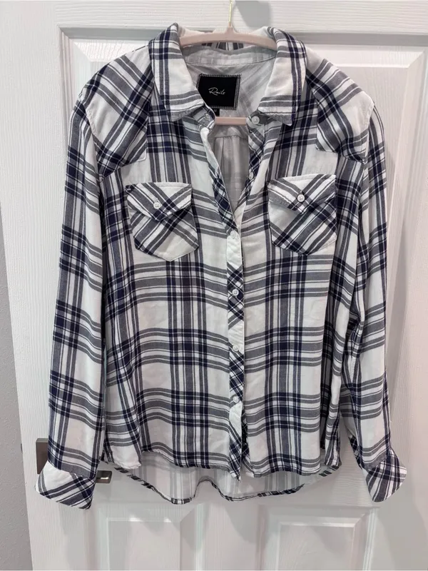 Rails‎ Classic White & Navy Plaid Button-Down Shirt size Medium - Image 5