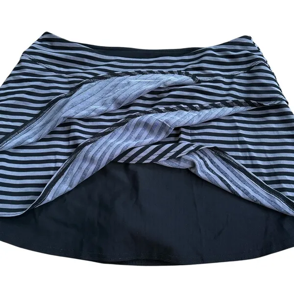 Like New Title Nine Black Grey Striped Skort Size Medium - Image 3