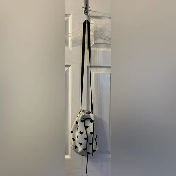 Cross body white with black hearts purse - Image 2