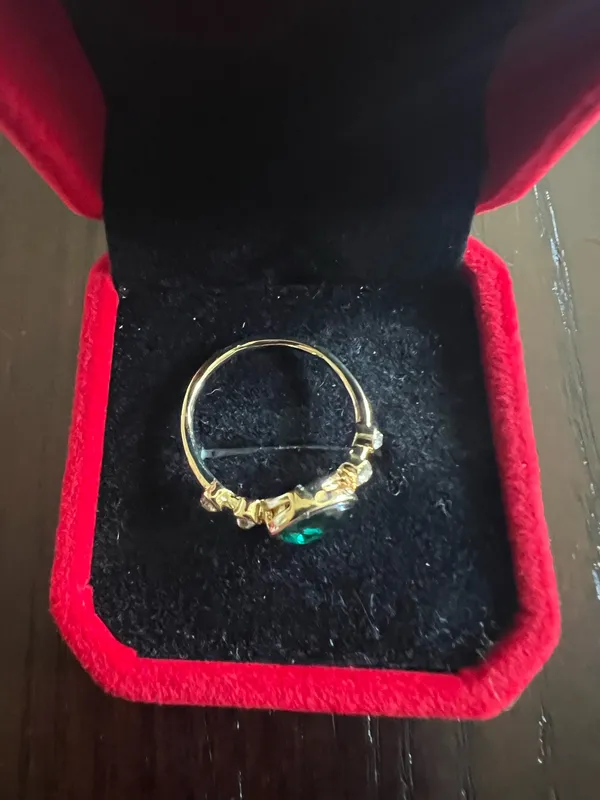 Ladies Gorgeous Golden with Faux Emerald Gemstone Ring Size 8 - Image 3