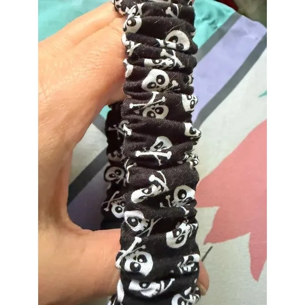 Skull & Crossbones Scrunchie Wristlet Keychain - Image 4