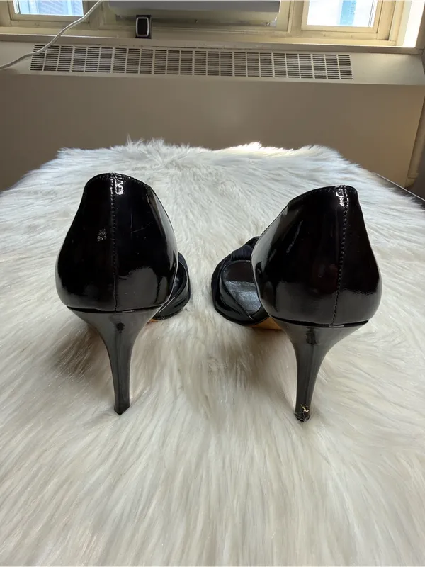 Stuart Weitzman Dark Navy Patent Leather Knotted Bow Heels - Image 6