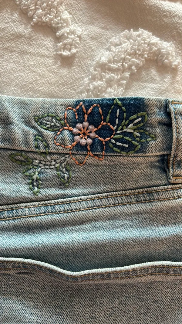 American eagle Jean shorts with flower embroidery - Image 5