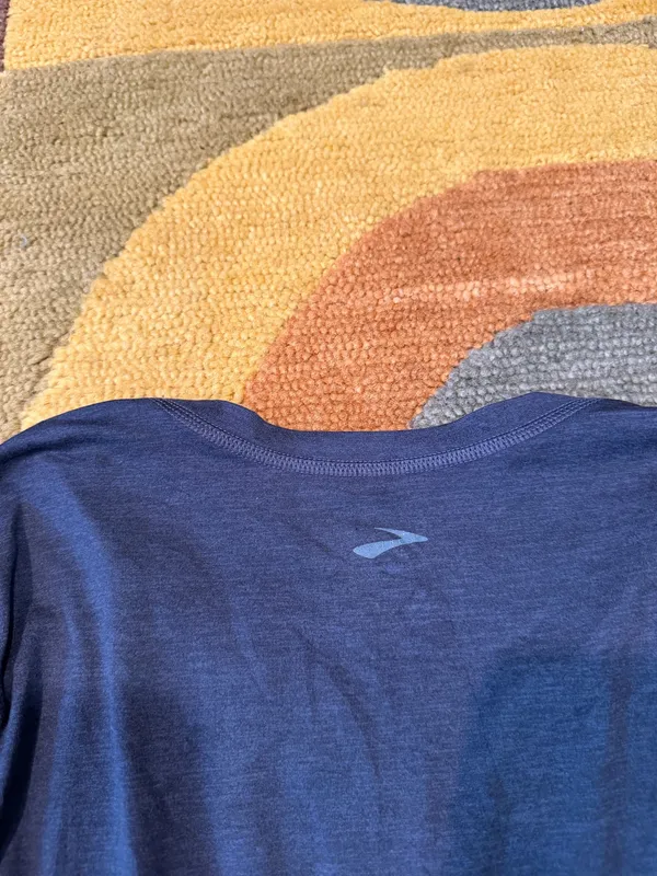 Brooks Running Women’s Long Sleeve V Neck Tee Shirt Navy Blue Size Small - Image 4