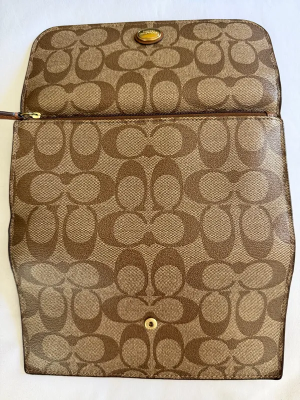 Coach Tan Signature Brown Wallet With Gold Accent 🩷 - Image 7