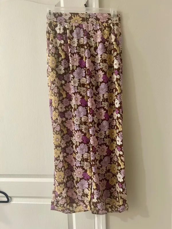 Le Lis Retro Floral Off-Shoulder Crop Top & Wide Leg Pants Two-Piece Set - Image 6