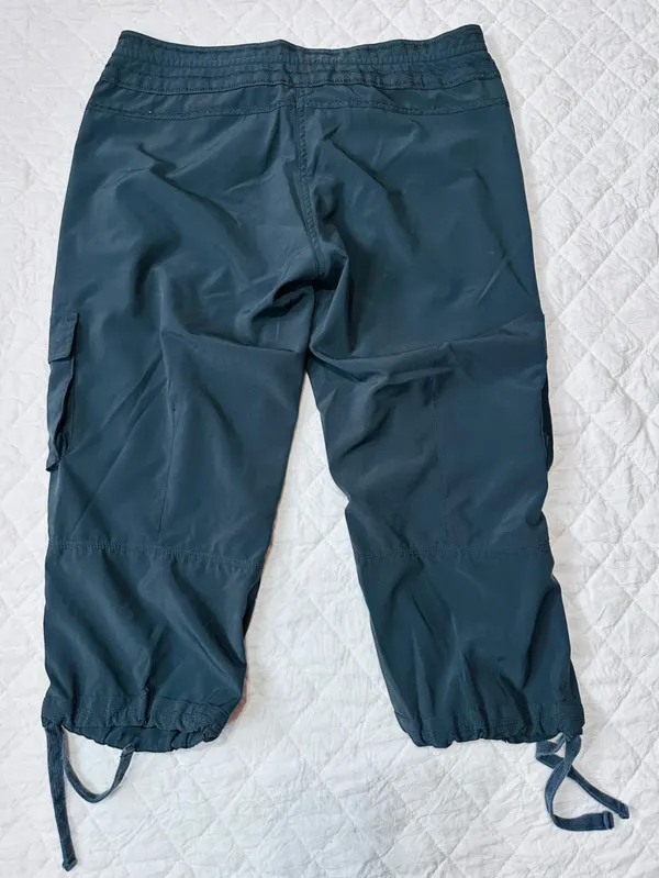ALO Navy Black Cargo Capris - Image 4