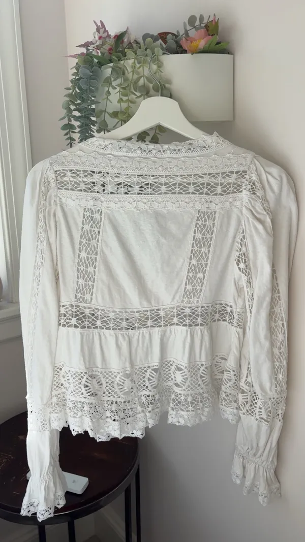 Free People white lace blouse with tie front and long sleeves - Image 3