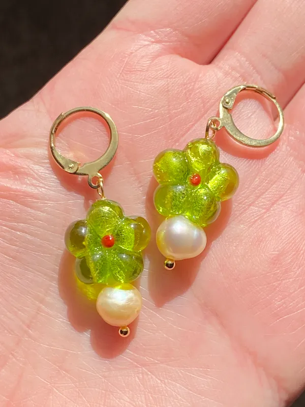 green flower glass beads & light pink freshwater peals boho fairy retro vintage chic style dangle earrings💐🩵 - Image 3