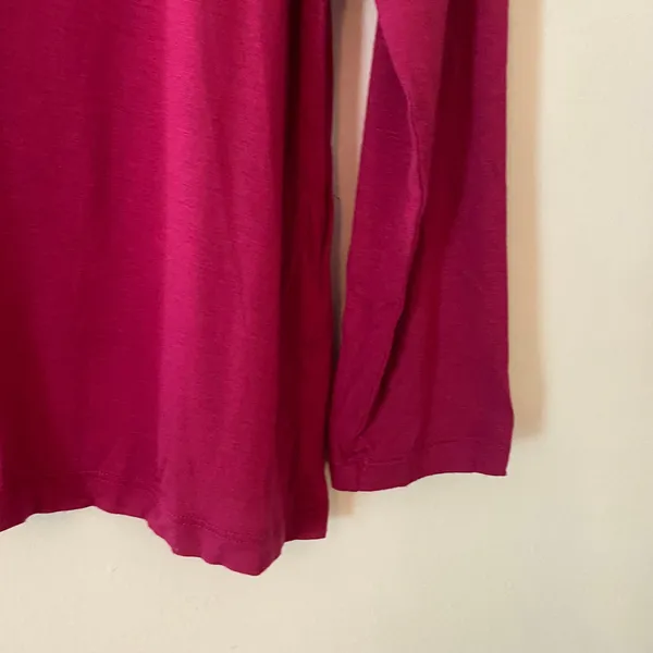 NWT Beyond Yoga Hot Pink Long Sleeve V-neck Loungewear Shirt Women's size Medium - Image 4