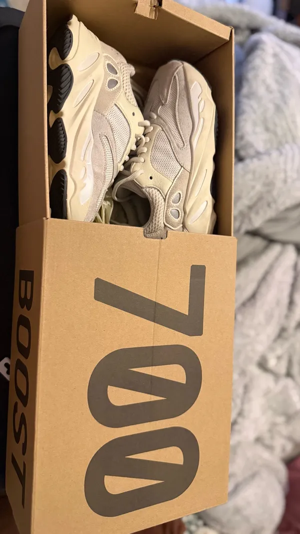 Yeezy Boost 700 Analog - Image 3