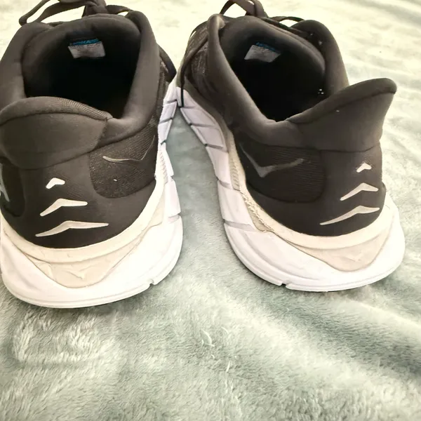 - Hoka One One Arahi 6 Black White Women Size 10B - Image 4