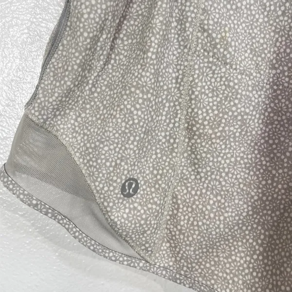 Lululemon Hotty Hot Lined Running Shorts Gray White Ditsy Daisy Print Size 12 - Image 6