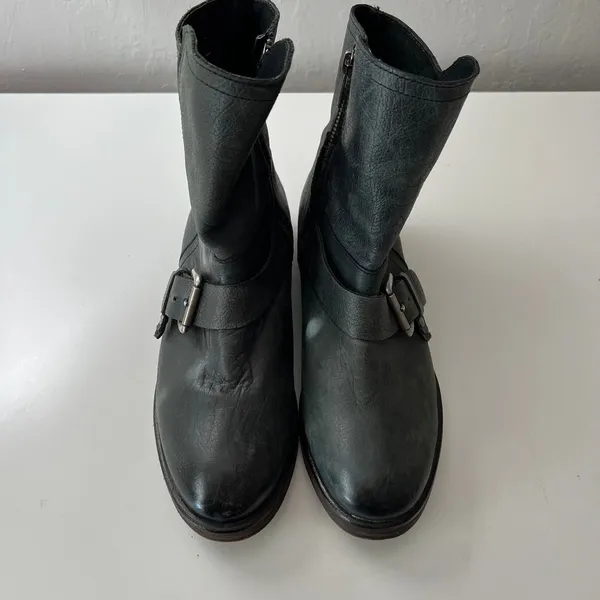 Treasure & Bond Women's Leather Moto Strap Ankle Boots Size 8 Grunge Trendy - Image 2