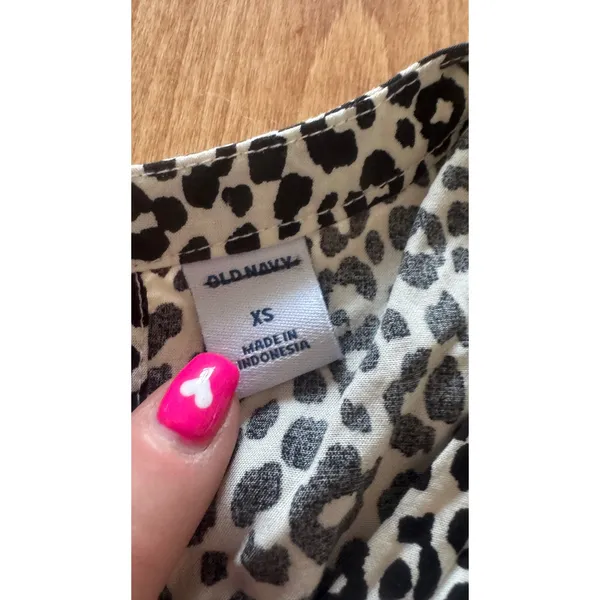 Old Navy Womens XS Leopard Print Sleeveless‎ V-Neck Keyhole Back Tank Top Black - Image 2