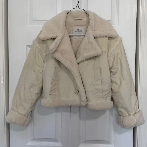 Hollister Sherpa Lined Faux Suede Cream Crop Jacket - Image 2