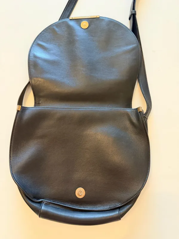 Cuyana mini saddle crossbody Bag , black leather, minimalist look - Image 6