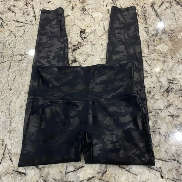 Spanx Faux Leather Camo Black Leggings Size Large‎ - Image 3