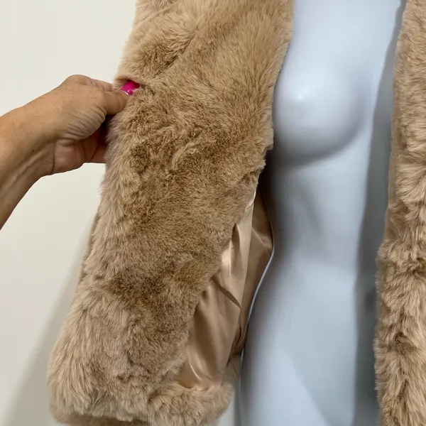 MinkPink Faux Fur Anya‎ Jacket Coat L Tan Fuzzy Plush Cozy Mobwife Party Retro - Image 9