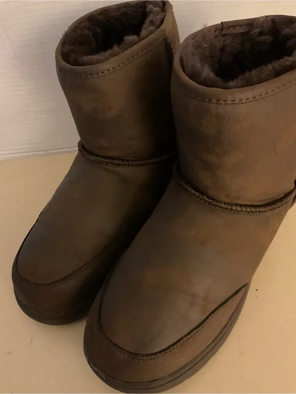 BearPaw Women brown leather short classic boots US 11 - Image 3