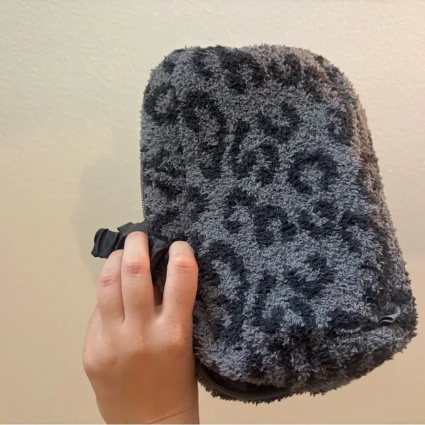 Barefoot dreams leopard print toiletry bag and eye mask - Image 4