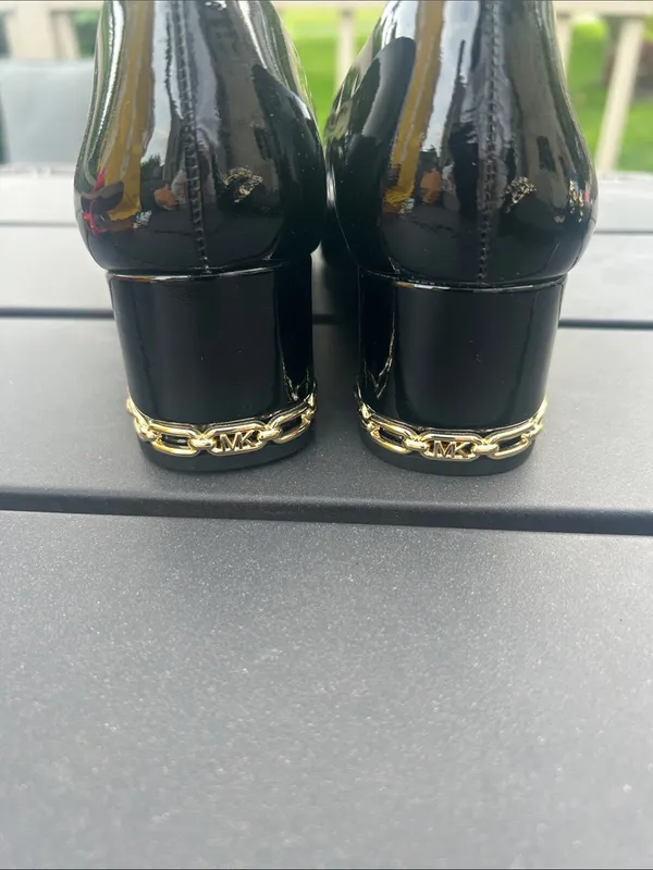 Never worn! Michael Kors Black Patent Gold Chain Small Pumps 6 - Image 2