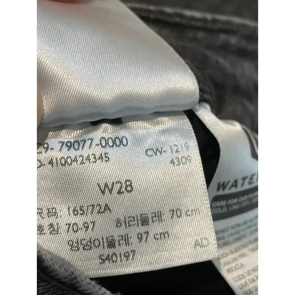 Y2K Levi’s Mom Jeans Black Button Fly -80s Style– Size 28 - Image 7