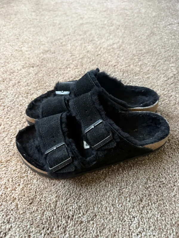 Arizona Birkenstock Shearling Sandals Women’s black - Image 2