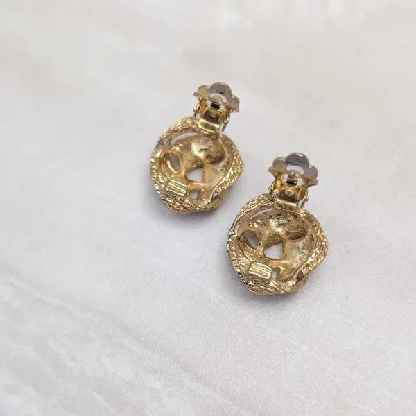 Vintage Clip On Earrings Gold Tone Patterned Knot Design - Fair Condition - Image 8