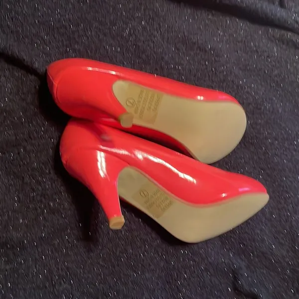 Coral pink pumps 2 inch heel never worn - Image 5