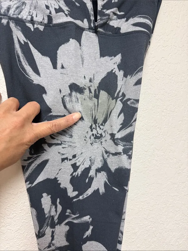 VUORI *flawed* Floral Print Black & Gray Leggings Estimated Size Small - Image 10
