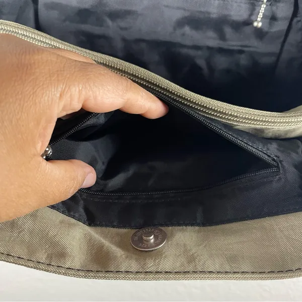 Baggallini  3 compartment shoulder bag - Image 9