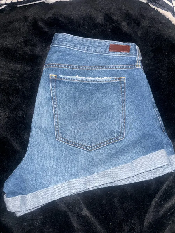Abercrombie Low-Rise Boyfriend Shorts - Image 4