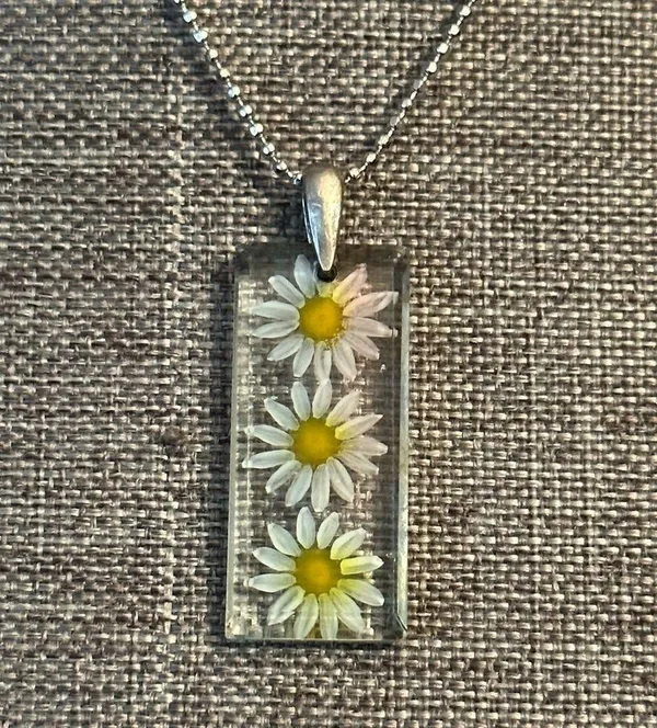 Vintage lucite painted daisies pendant necklace - Image 3