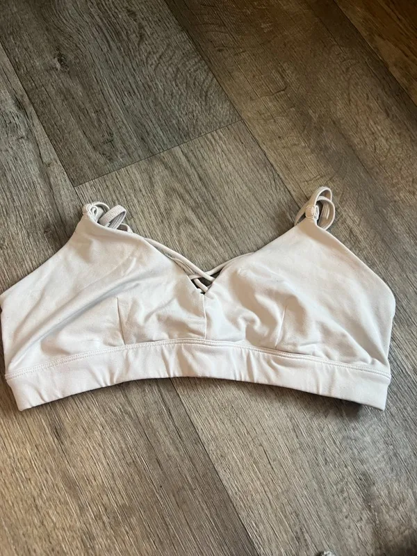 Alo yoga sports bra size M - Image 3
