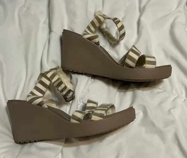 Crocs Sandals Women’s 9 Wedge - Image 2