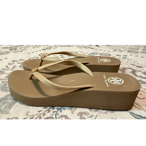 Tory Burch Tan Mini Wedge Platform Flip Flop Sandals Gold Logo Size 8 - Image 5