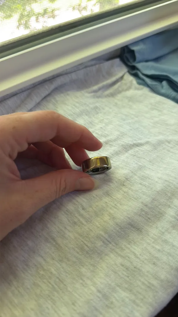 Oura Ring 4 - Gold Size 6 - Image 3