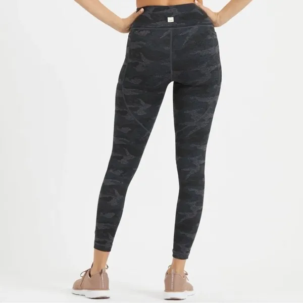 Vuori Clean Elevation Leggings Black Camo Size Medium 7/8 Length - Image 2