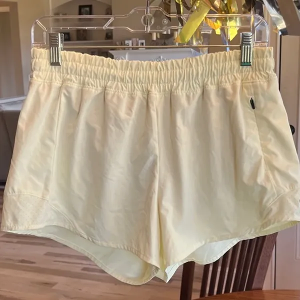 Athletic Shorts Pastel Yellow Size M - Image 5