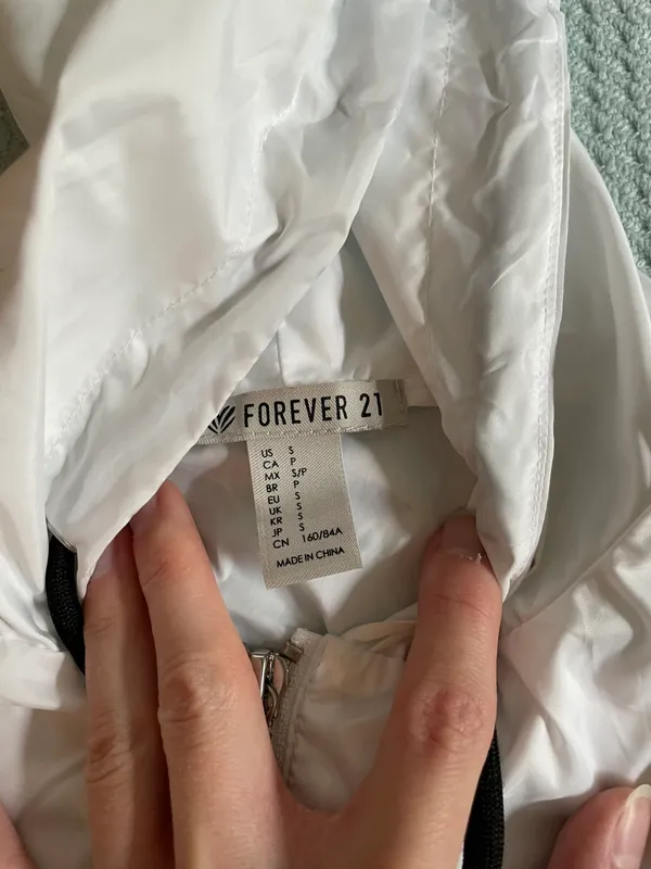 Forever 21 Rain Jacket Cropped - Image 4