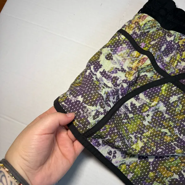 Lululemon Tracker Shorts In floral sport while multi 3.5" - Image 5