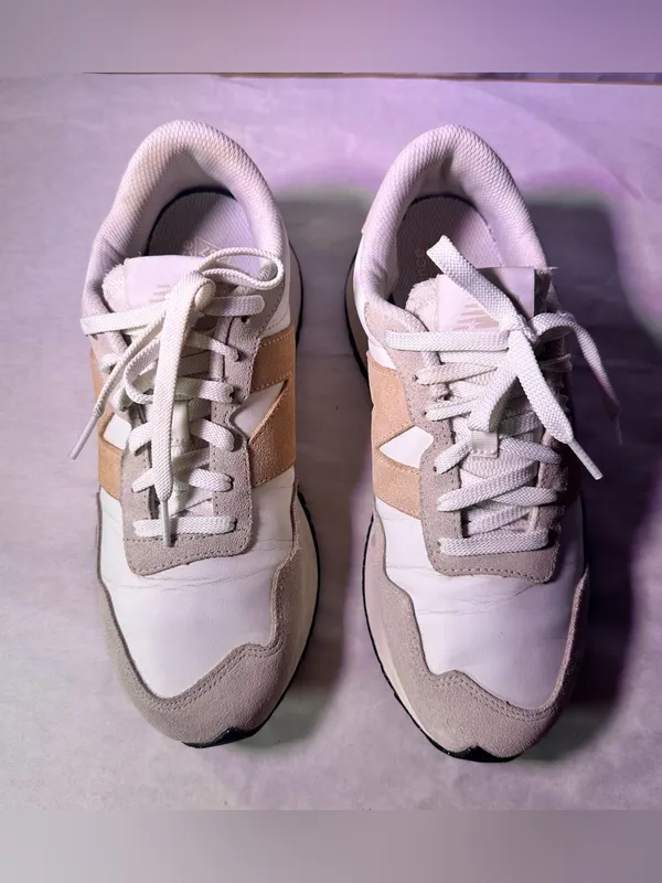 New Balance low-profile sneaker in white and beige - Image 4