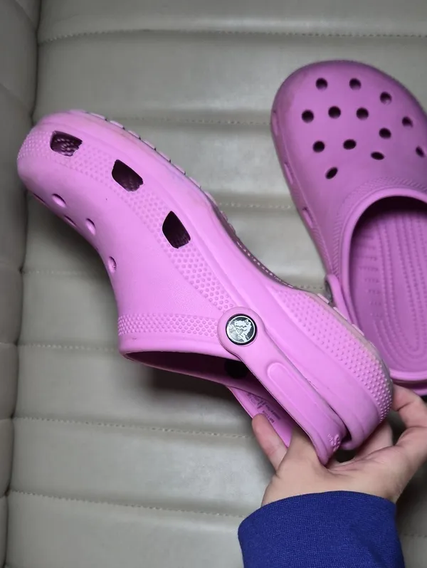 CROCS Womens 7 Clogs in Bright Pink - Image 6