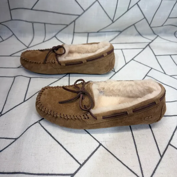 UGG‎ Dakota Moccasin Slippers 8 Chestnut Suede Sheepskin Lined 5612 - Image 4